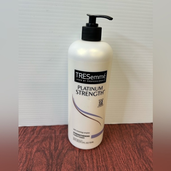 TRESemmé Platinum Strength Shampoo - Picture 1 of 3